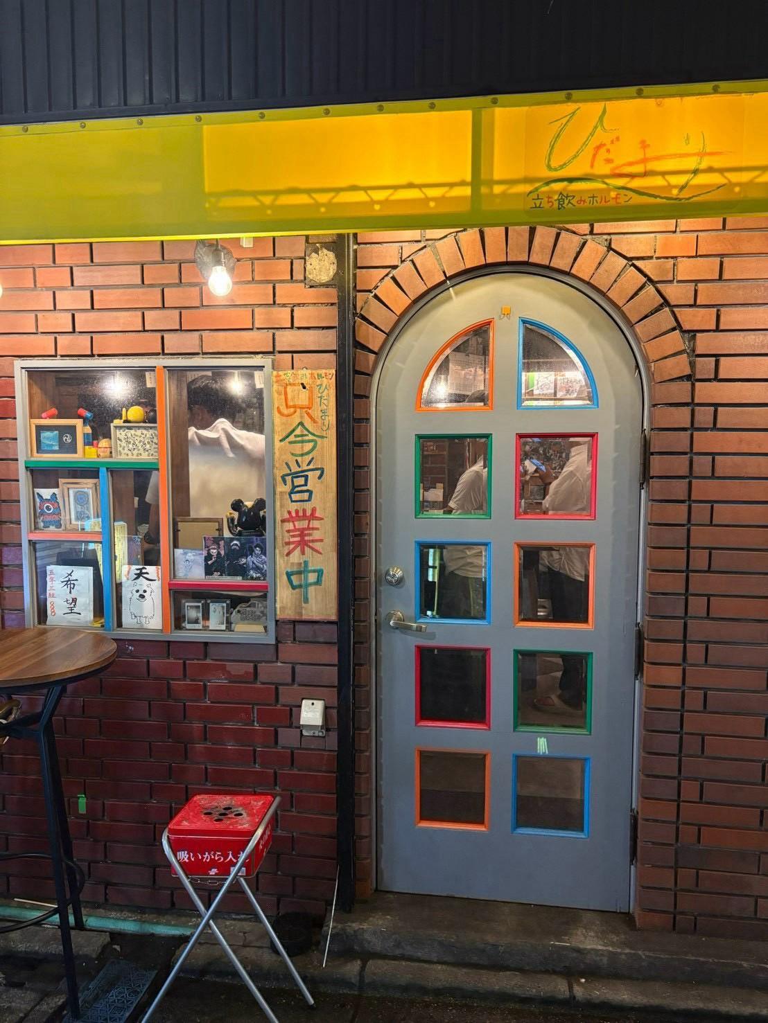 灯りがともる夜の店先