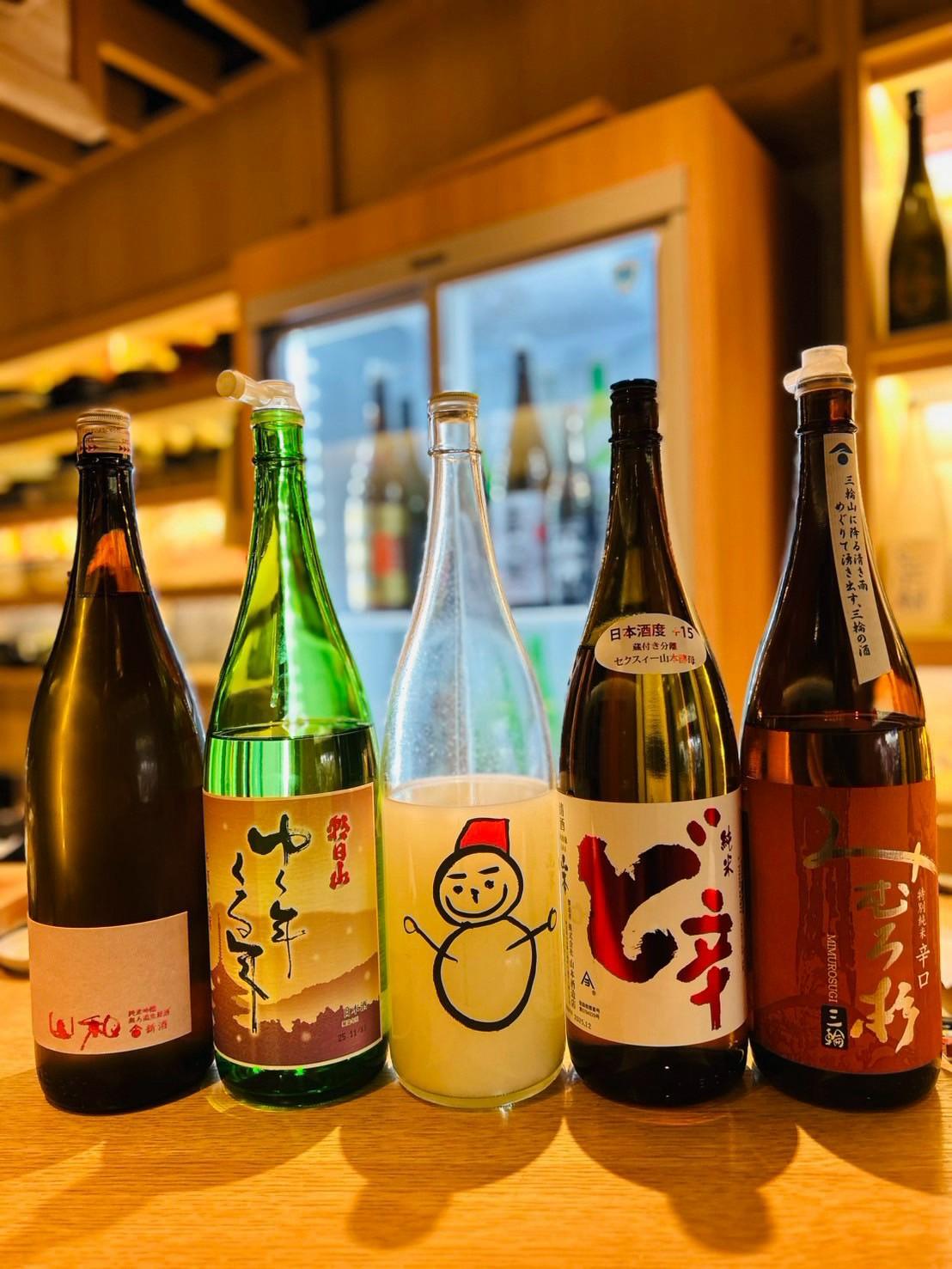 カウンターに並ぶ日本酒