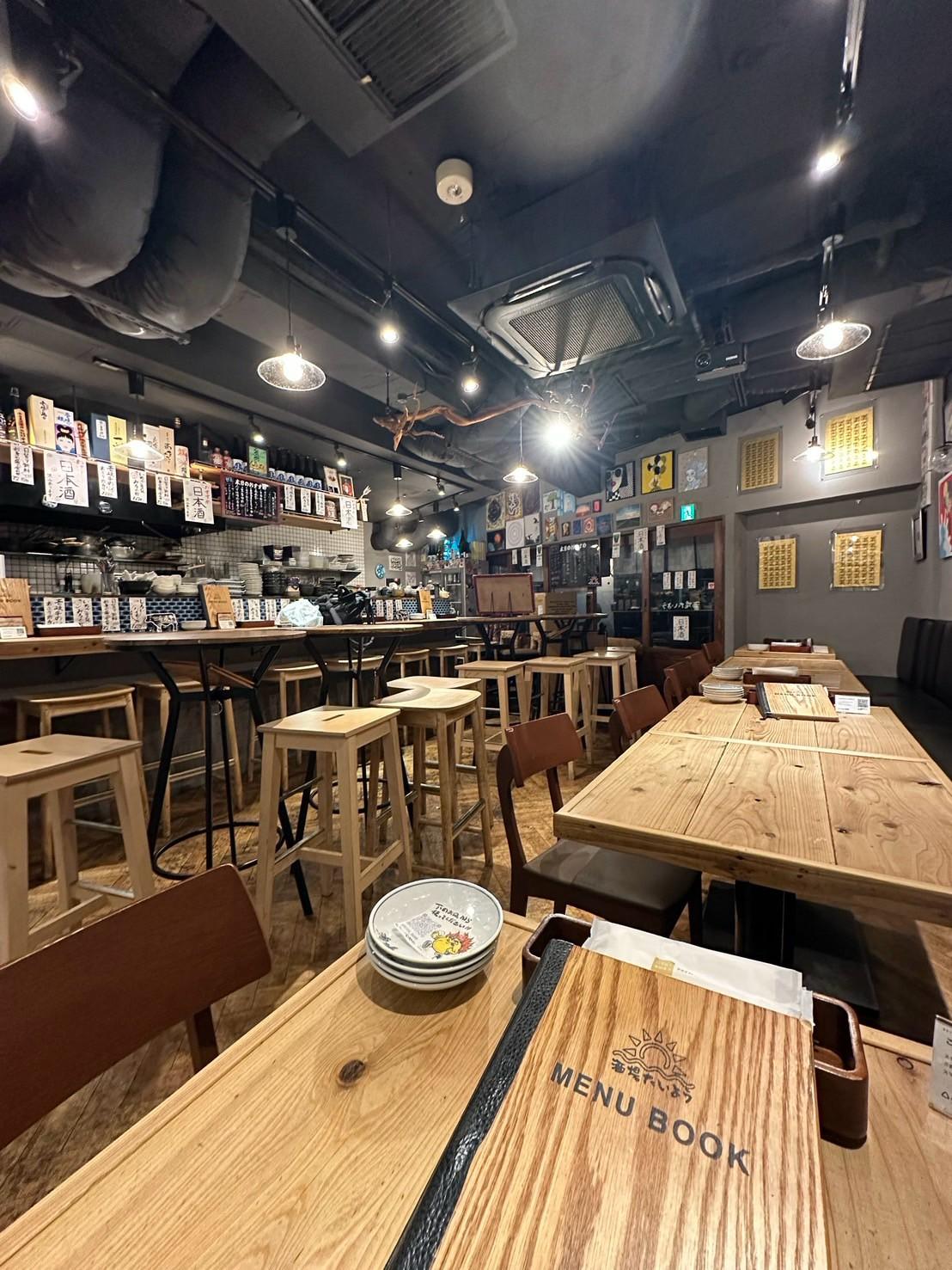 店内の奥まで見渡したテーブル席とカウンター