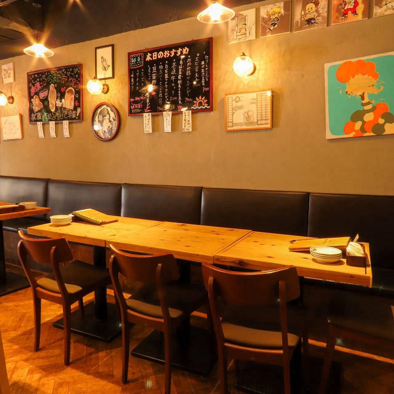 黒板メニューとアートが並ぶソファ席
